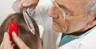 Осмотр волос ребенка