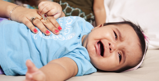 ребенок плачет