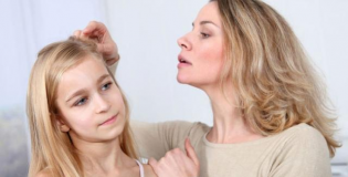 Осмотр волос ребенка