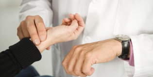 Измерение пульса на запястье