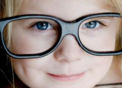 Ребенок в очках Ребенок в очках