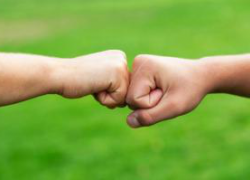 Кулак в кулак Кулак в кулак