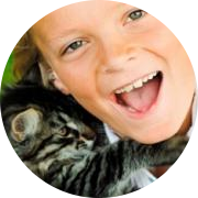 ребенок и котенок