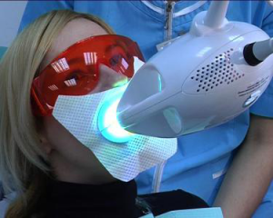 Воздействие световой лампой на гель Воздействие световой лампой на гель