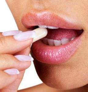 девушка пьет таблетку девушка пьет таблетку