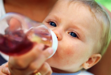 ребенок пьет ребенок пьет