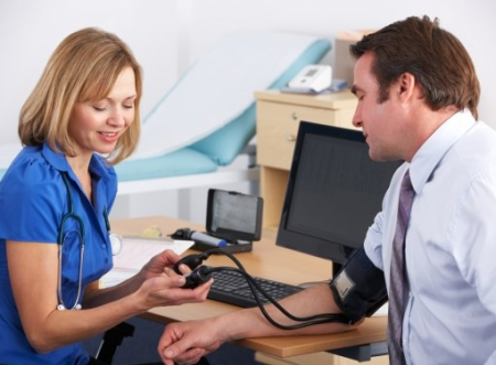 врач измеряет давление