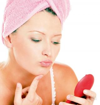 Девушка смотрит в зеркало