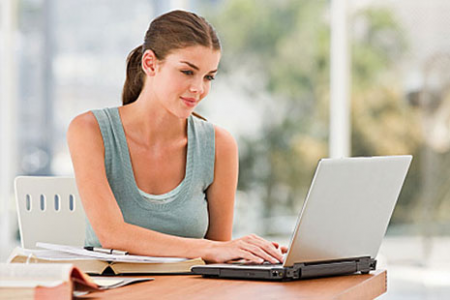 девушка у компьютера