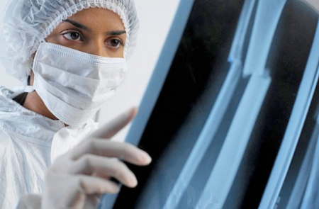 врач изучает снимок